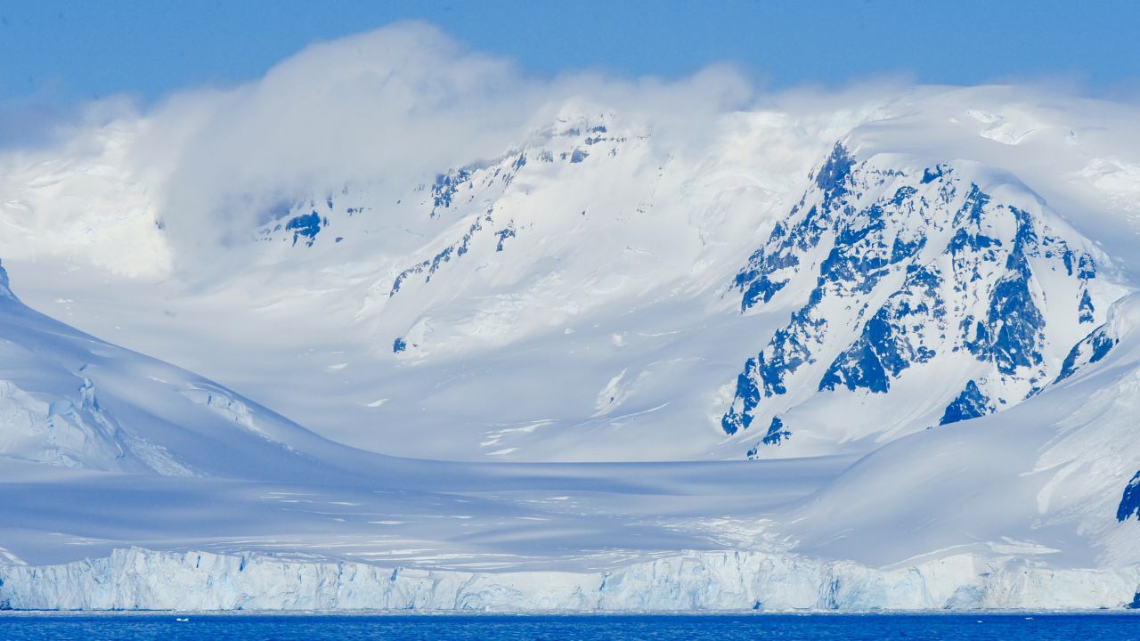 Descubra por que a Antártida é considerada o maior deserto do mundo, seus critérios climáticos, efeitos do aquecimento global e peculiaridades desse deserto polar.
