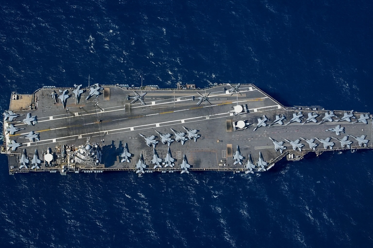 Com 333 metros de comprimento, reator nuclear duplo e custo superior a US$ 13 bilhões (R$ 70 bilhões), este colosso dos mares é o navio mais caro e poderoso