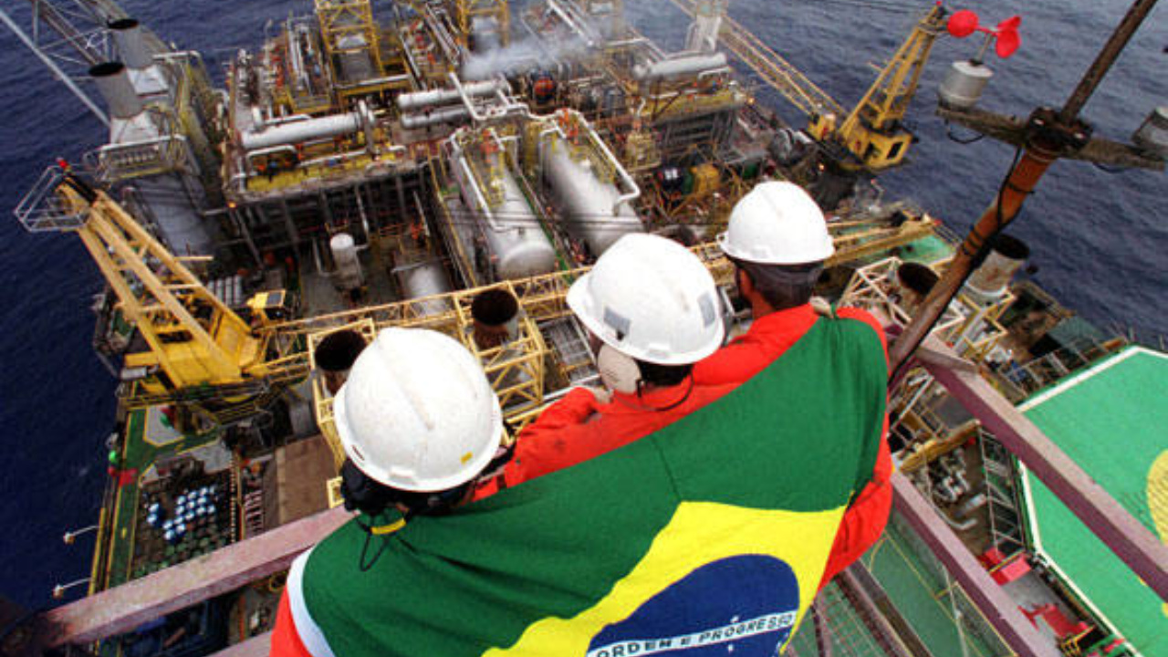 Com produção recorde e investimentos em tecnologia, o Brasil supera Irã e Emirados Árabes Unidos e assume o 7º lugar no ranking global de petróleo, segundo relatório da Opep.