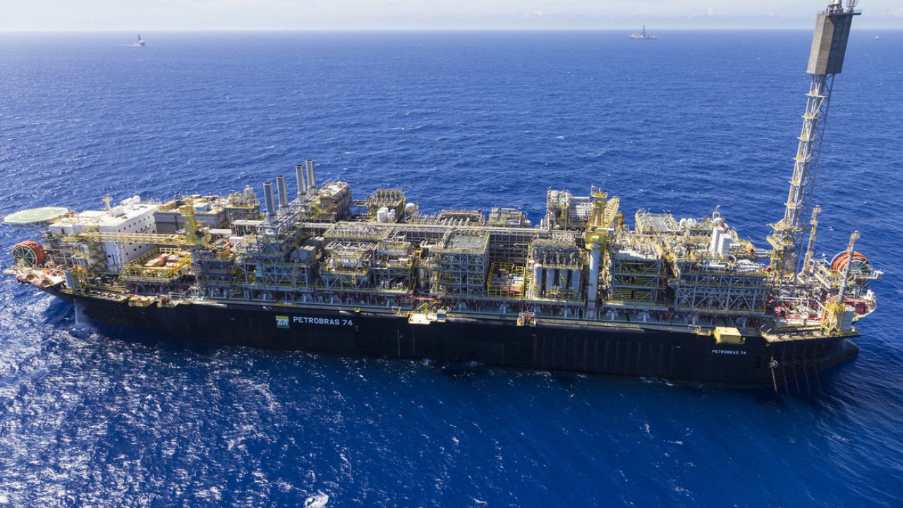 A Petrobras avança no pré-sal com a nova plataforma P-91, em Búzios, que promete exportar até 7 milhões de m³ de gás por dia e produzir 180 mil barris de petróleo diários. O projeto aproveita a capacidade do Rota 3 e marca um passo estratégico na expansão da produção de energia do Brasil. Fonte: Agência Petrobras