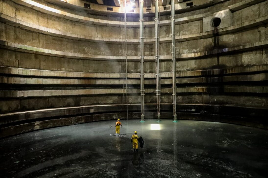 El mayor piscinão subterráneo de Río de Janeiro: con 26 metros de profundidad y capacidad para 58 millones de litros, este gigante de concreto ayuda a proteger barrios enteros de la Zona Norte contra inundaciones históricas
