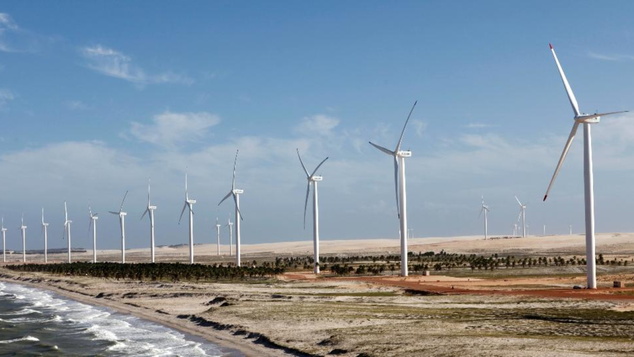 O Rio Grande do Norte se destaca como referência em energia eólica, com 98,5% da potência instalada proveniente de fontes renováveis. Estado projeta expansão significativa até 2032. Fonte: CERNE