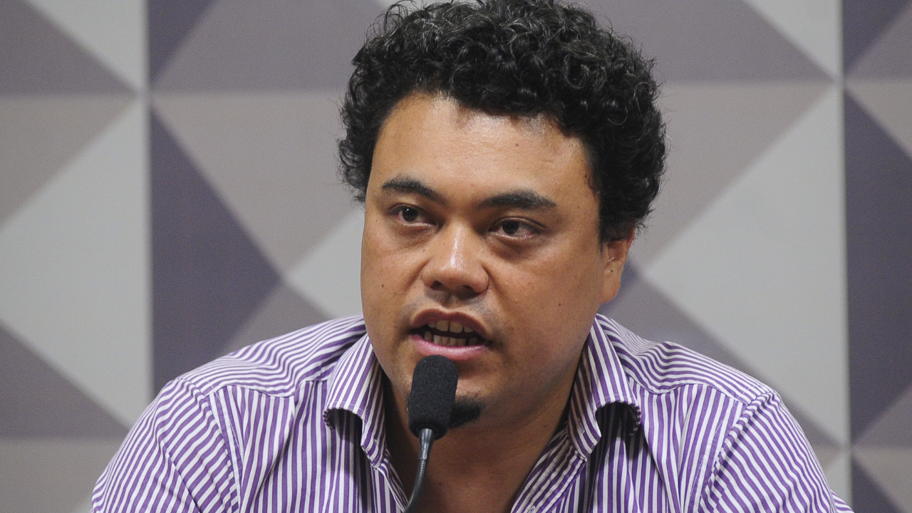 Leonardo Sakamoto criticou a decisão do governo brasileiro de autorizar pesquisas de petróleo na Foz do Amazonas, comparando a postura do país à de nações do Oriente Médio e cobrando coerência entre discurso ambiental e prática política. Fonte: Wikipedia