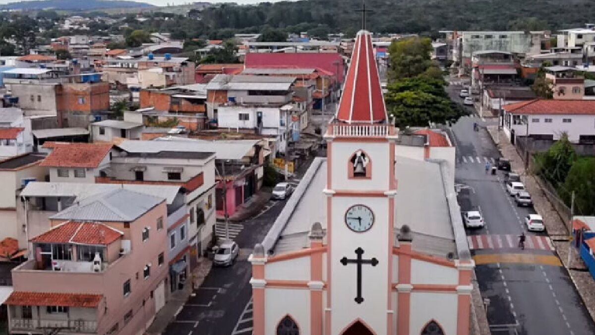 Santa Cruz de Minas é a menor cidade do Brasil, com 3,565 km² e 8 mil habitantes, destacando-se pela economia, artesanato e turismo cultural.