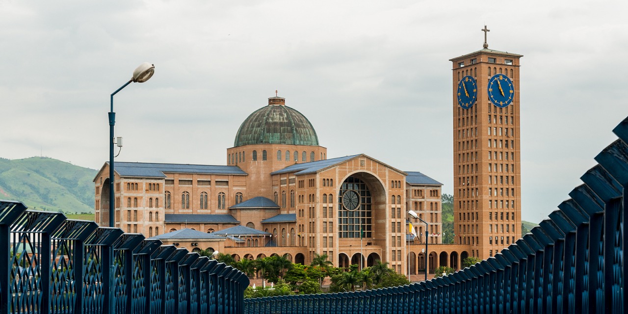Construida con 35 mil m³ de concreto y 40 mil toneladas de acero, la Basílica de Aparecida es una de las mayores obras religiosas del planeta.