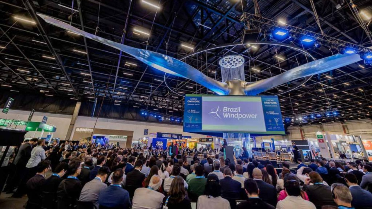 O SENAI marca presença unificada no Brazil Windpower 2025, fortalecendo sua liderança em inovação, qualificação profissional e tecnologia voltada ao avanço da energia eólica e à transição energética no Brasil. Fonte: Brazil Windpower