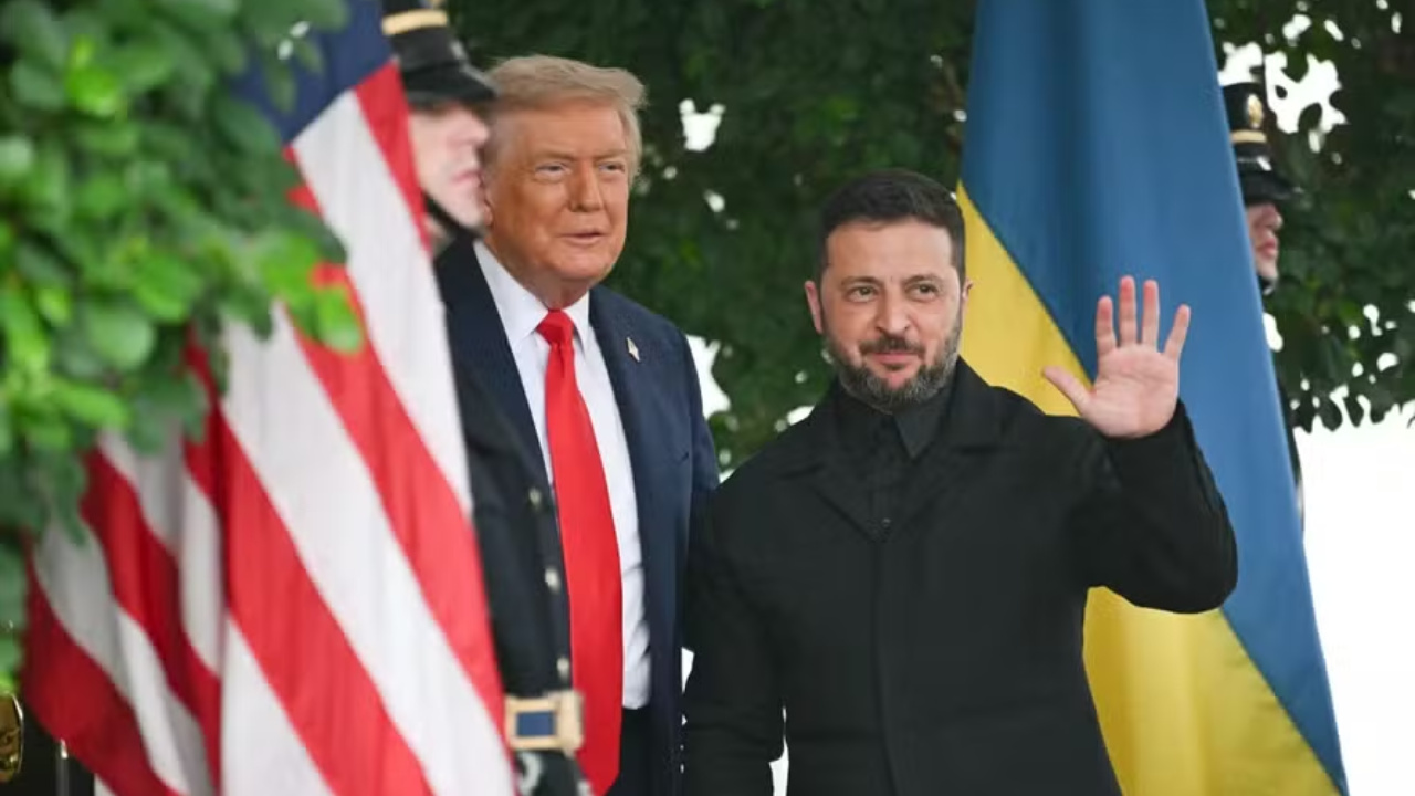 Presidente ucraniano Volodymyr Zelensky apoia iniciativa de Donald Trump para que a Europa cesse a compra de petróleo russo, destacando impacto estratégico e energético na região. Fonte: AFP