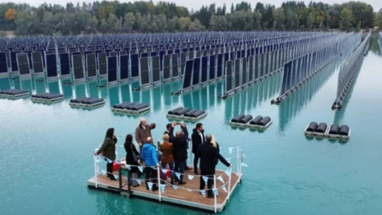 A Alemanha deu um passo histórico na transição energética com a inauguração da primeira usina solar flutuante vertical do mundo, criada pela SINN Power na Baviera. O projeto inovador combina eficiência, sustentabilidade e uso inteligente dos recursos hídricos. Fonte: SINN Power