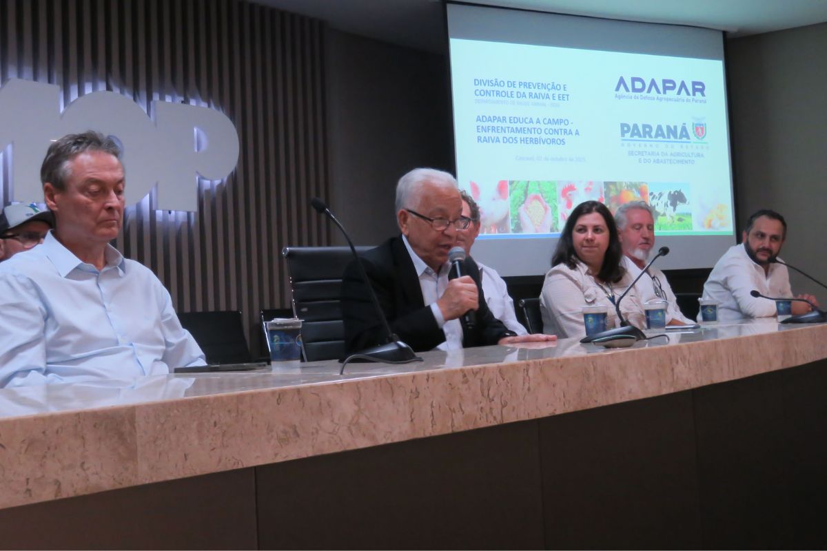 A mobilização contra raiva em herbívoros no Paraná foi o eixo central de um evento realizado na sede da Associação dos Municípios do Oeste do Paraná (Amop), em Cascavel, no último dia 2