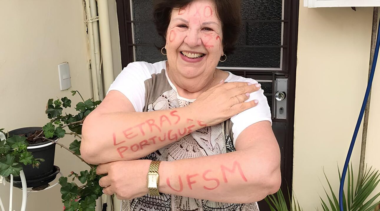 A los 72 años, anciana que concluyó la educación media a los 66 fue aprobada en 2º lugar en universidad federal y transforma una vida entera de aplazamientos en una conquista histórica en la educación brasileña