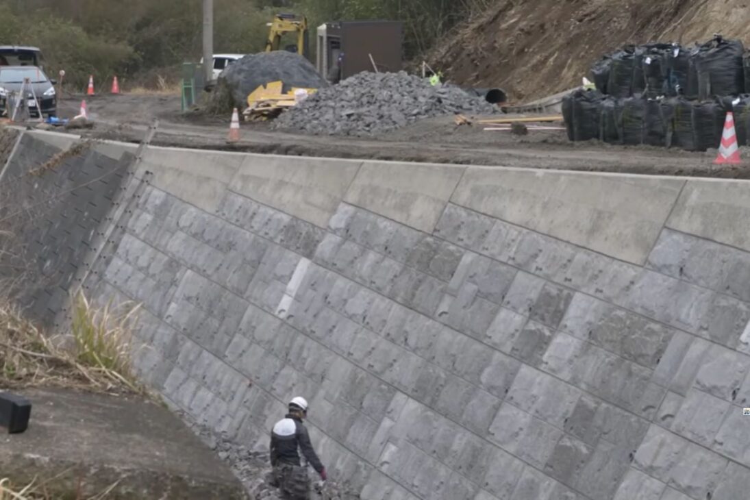 3 ingenieros japoneses colocan 400 bloques de concreto de 1 tonelada, trayendo esperanza a las áreas afectadas