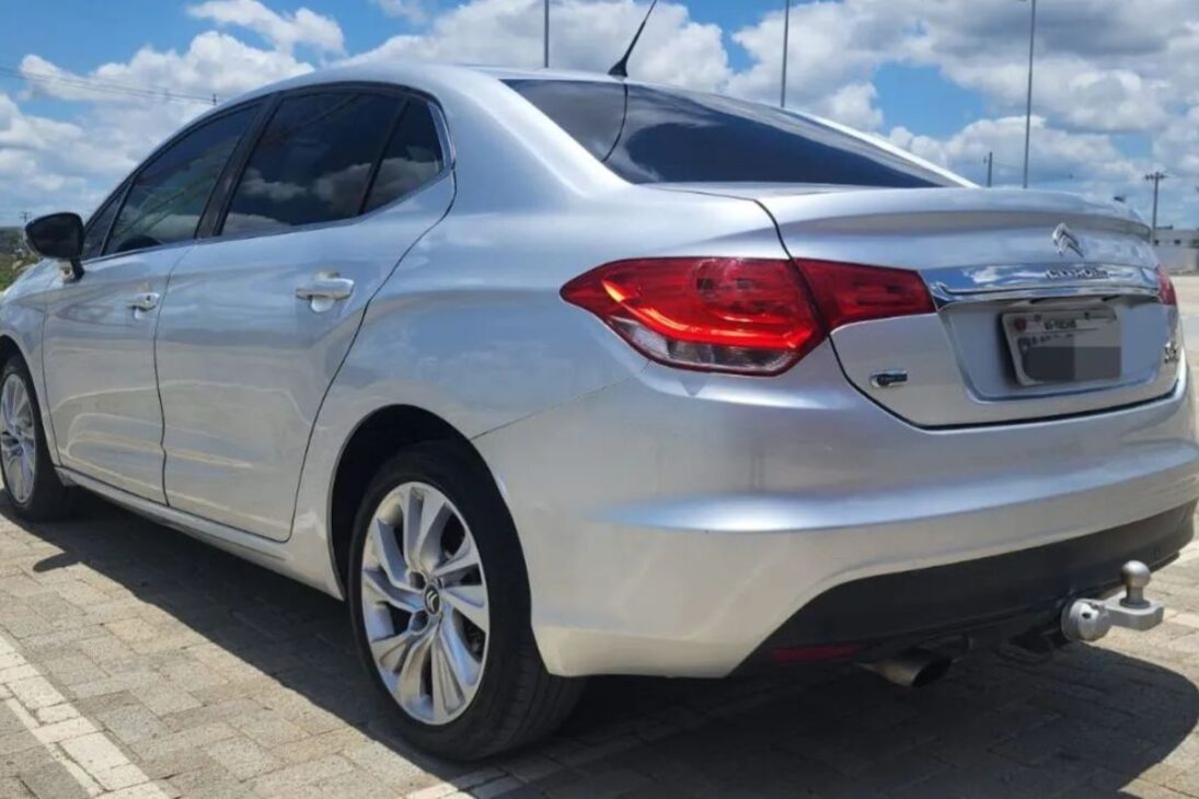 Entre los coches usados hasta R$ 40 mil, muchos esconden riesgos de taller, mantenimiento pesada y sorpresas en el presupuesto. Ve por qué ciertos SUV y sedán pueden convertirse en trampas.