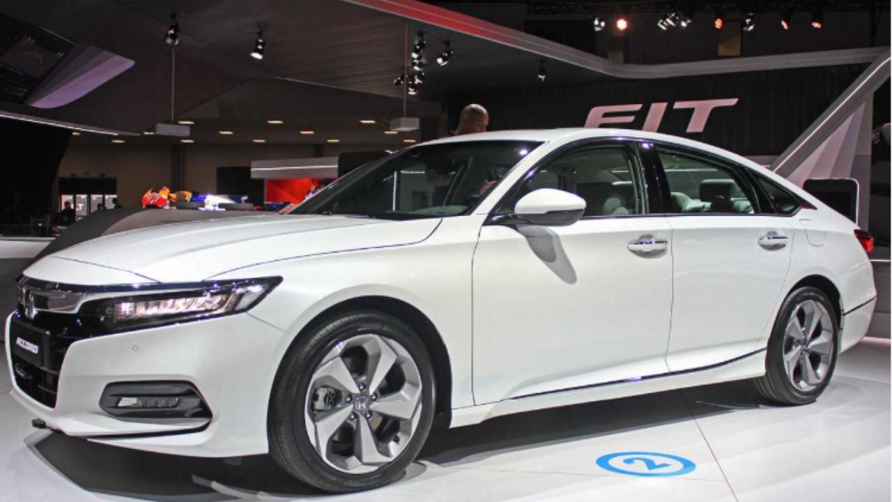 Consulta 8 coches usados que unen lujo, tecnología y rendimiento. Ve la lista completa con opciones de sedanes e híbridos por un buen precio.