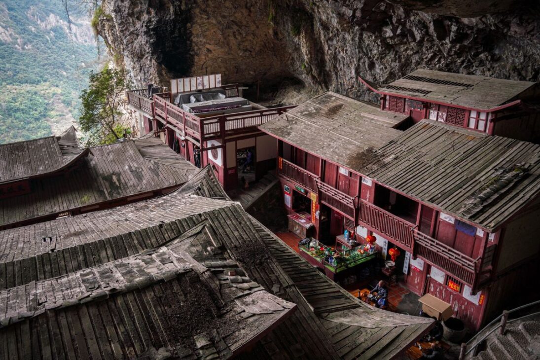 En la casa en el acantilado de Fangguangyan, en Fujian, una cueva alberga un templo suspendido que desafía la ingeniería y transforma la montaña en un santuario vertiginoso.