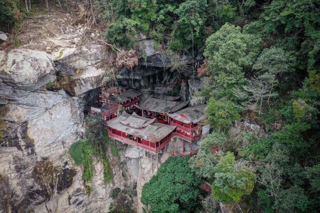 En la casa en el acantilado de Fangguangyan, en Fujian, una cueva alberga un templo suspendido que desafía la ingeniería y transforma la montaña en un santuario vertiginoso.