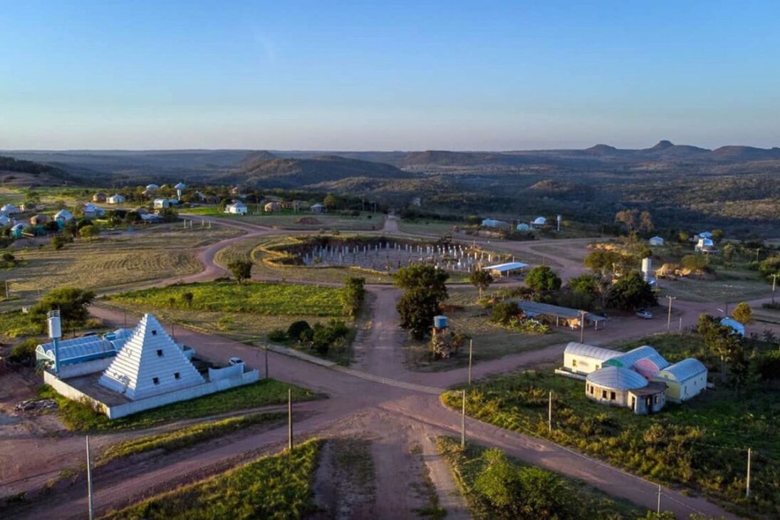 Zigurats revela una ciudad de pirámides y casas redondas, donde el misterio involucra arquitectura, turismo y ocupación en evolución en el interior sur-mato-grossense.

