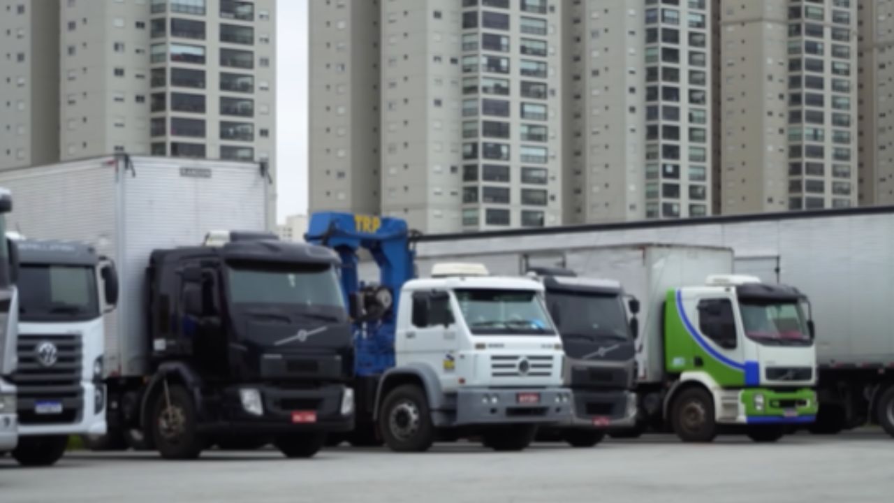 La Crisis De Los Camioneros Revela Camioneros Y Conductores Exhaustos, Caminos Precarios Y Impacto En La Economía De Brasil.