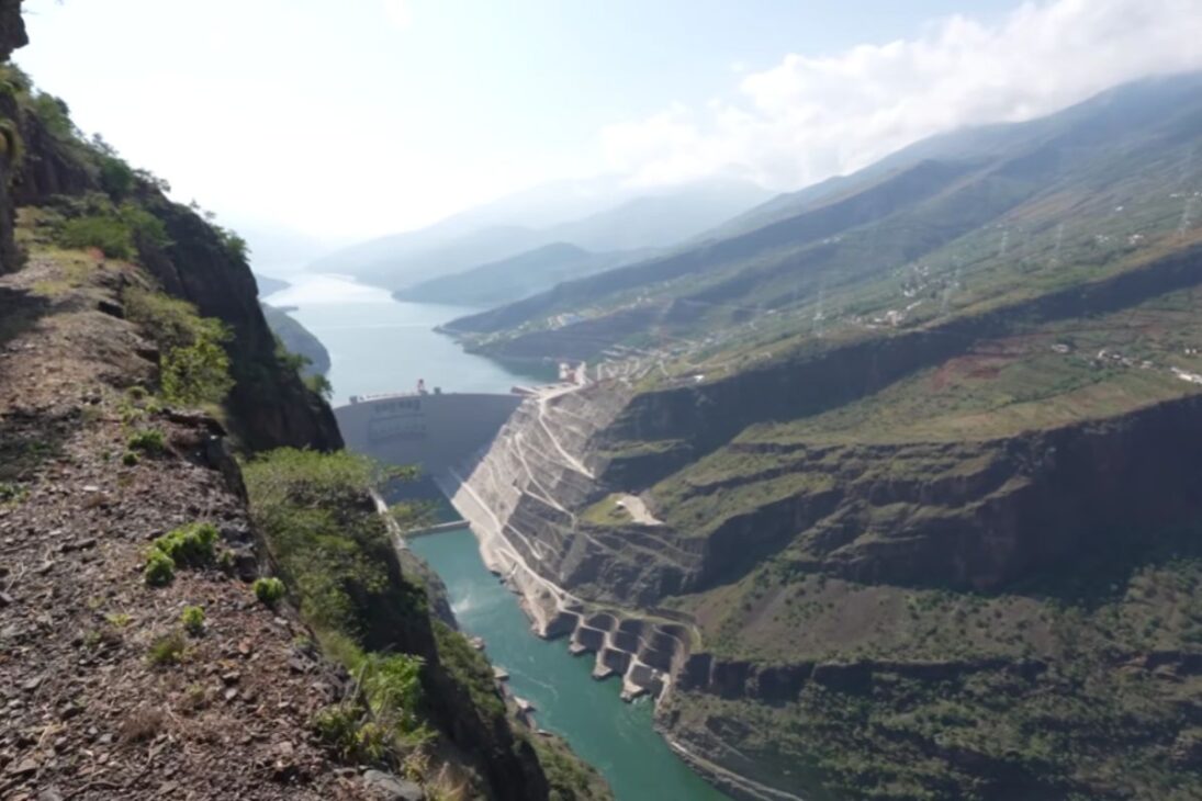 La carretera de acantilado de Yunnan: el camino esculpido a mano que lleva a la segunda mayor hidroeléctrica del mundo