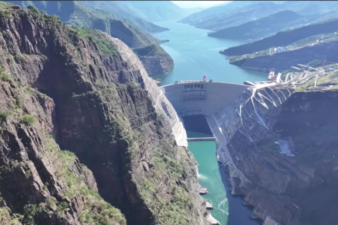 La carretera de acantilado de Yunnan: el camino esculpido a mano que lleva a la segunda mayor hidroeléctrica del mundo