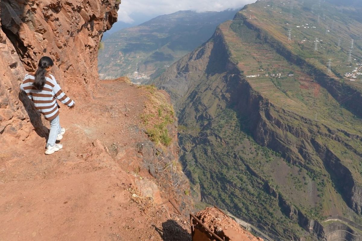 A estrada de penhasco de Yunnan é um caminho esculpido à mão que liga vilas ao mirante da hidrelétrica de Baihetan, onde a engenharia popular se encontra com a megainfraestrutura moderna, revelando uma das travessias mais impressionantes e desafiadoras da China.
