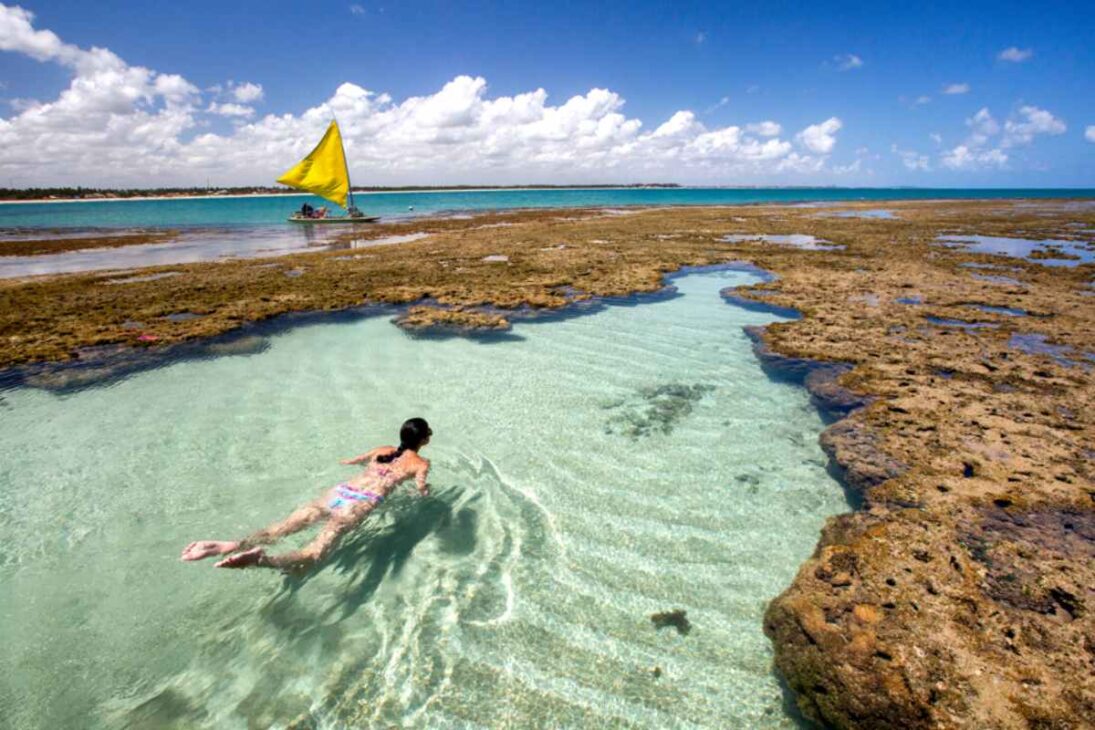 Descubre la isla del Nordeste que transformó Porto de Galinhas en una fiebre, con piscinas naturales, playas extensas y un litoral vibrante para quienes buscan mar caliente, estructura y naturaleza en alta.