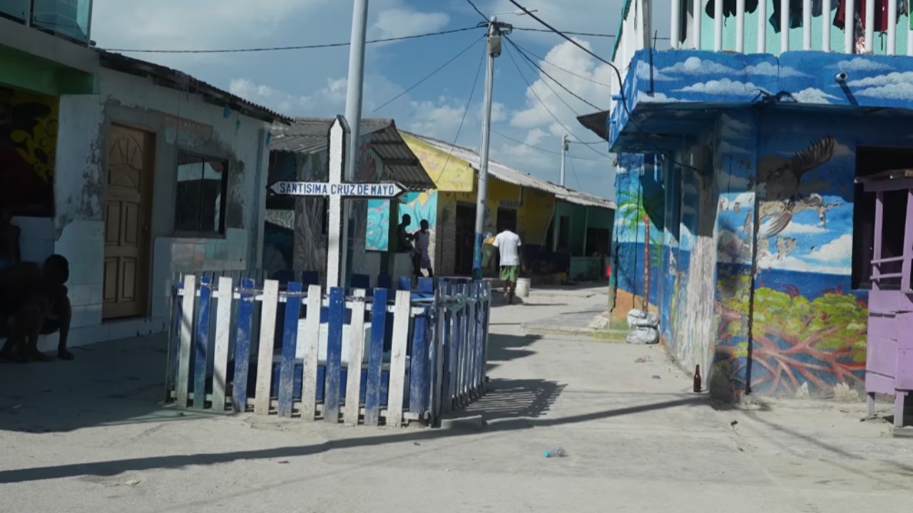 Descubre la isla más superpoblada del mundo: Santa Cruz del Islote, en Colombia. Con densidad poblacional récord, la falta de agua es un desafío diario.