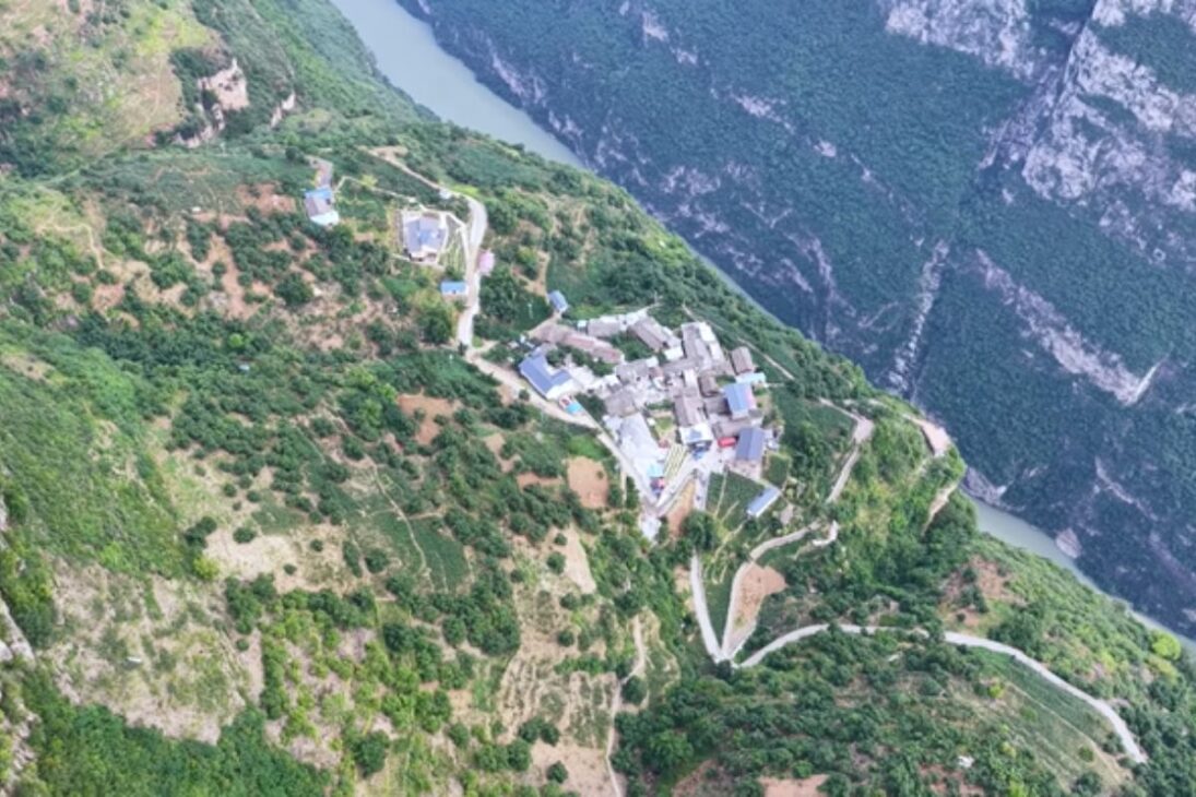 La villa china colgada en un acantilado de 1.400 metros donde los residentes suben seis horas por senderos de mula porque ningún coche puede llegar hasta hoy