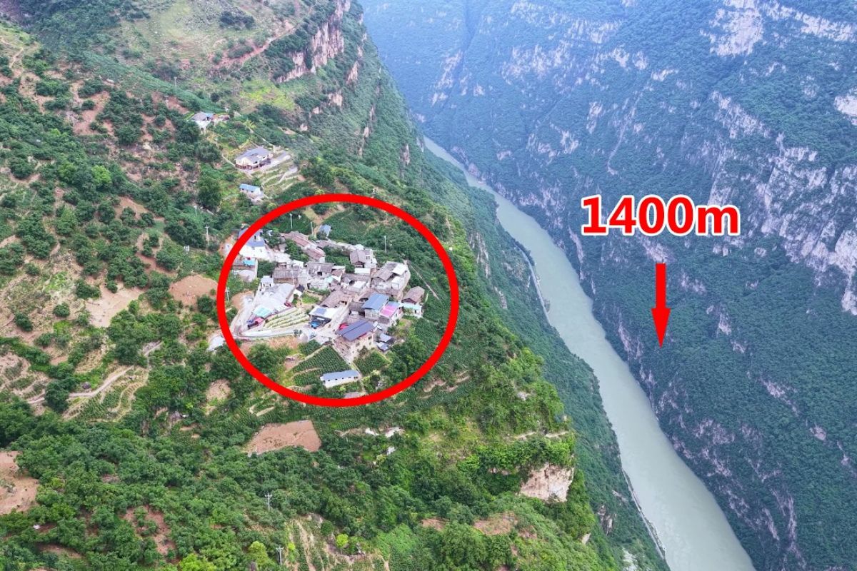 A vila nas nuvens da China onde moradores caminham por estradas de tábuas de um metro, ladeadas por abismos gigantes, para se conectar ao mundo exterior