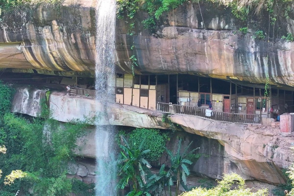 Na vila escondida nas montanhas da China, na província de Guizhou, a Gruta de Shuilian abriga idosos que vivem entre cascatas e bambus há mais de um século, em um cenário único de tradição e simplicidade.