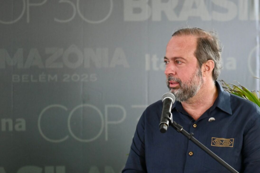 El ministro de Minas y Energía, Alexandre Silveira, reveló que cerca de 150 mil personas serán directamente beneficiadas a través de la instalación de kits solares con baterías, en un esfuerzo que refuerza el papel de Brasil en la transición energética global.