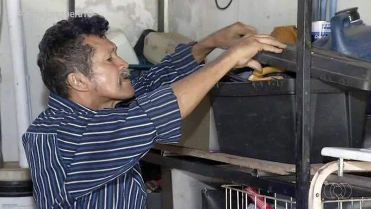 Banco fez transferência errada e Antônio recebeu por engano R$ 131 milhões. Trabalhador pede indenização de 10% e relata cobrança indevida.