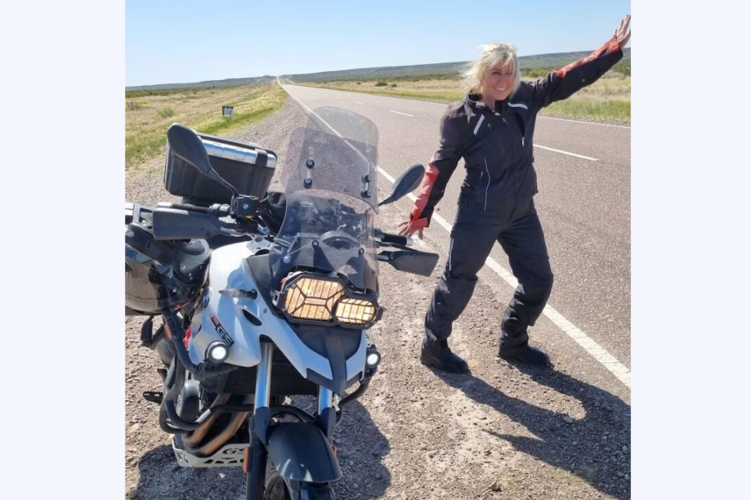 Mujer de 60 años transforma la jubilación a los 60 al aprender a andar en moto y vivir una vida en la carretera en continua viaje de moto.