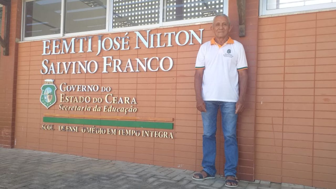 Historia de superación de un agricultor de una isla distante que vuelve a la escuela pública, concluye la Educación Media y busca vacante en Derecho.