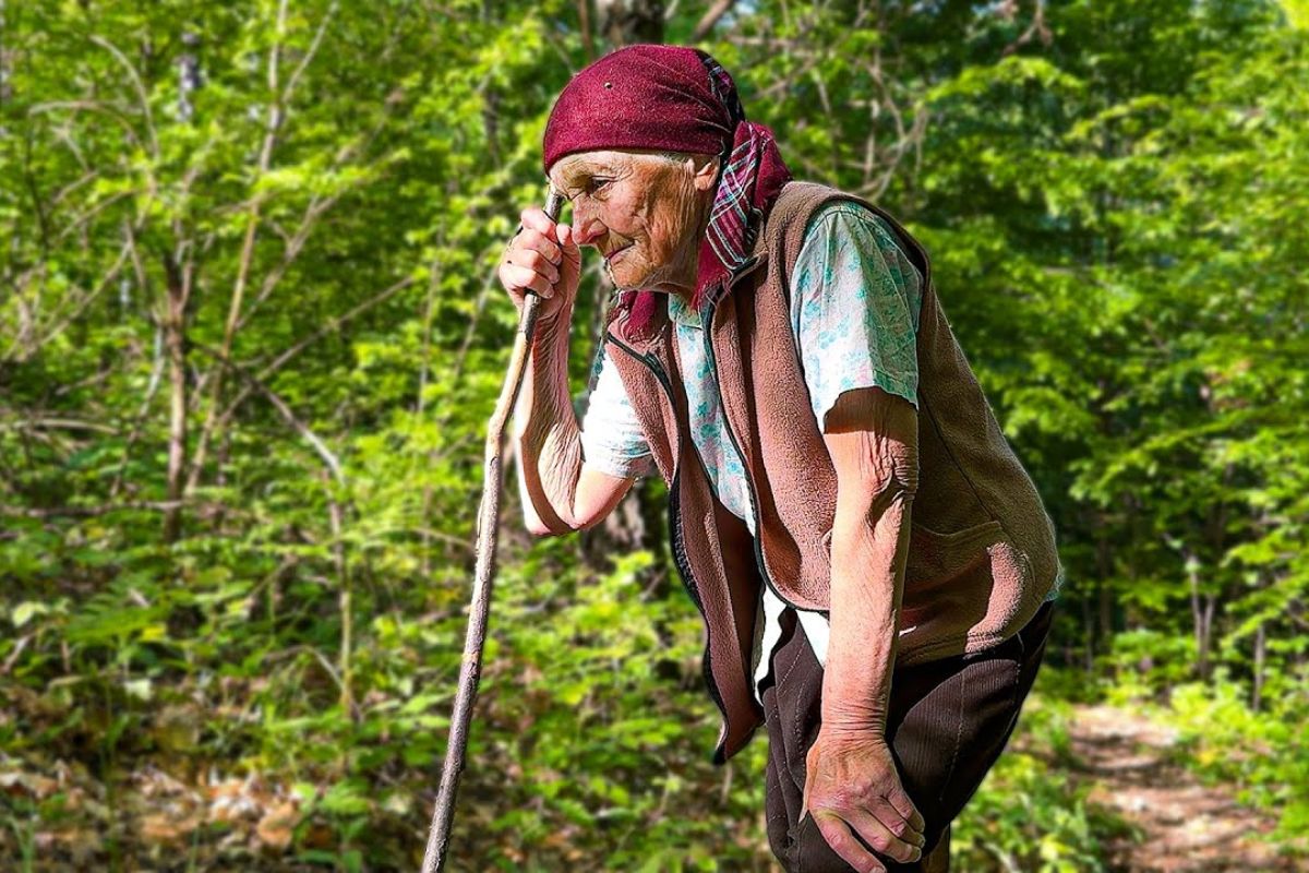 Aos 84 anos, mãe de oito filhos vive sozinha em uma vila nas montanhas, cuida do poço, faz queijo e pão de milho e mantém uma rotina surpreendentemente ativa.