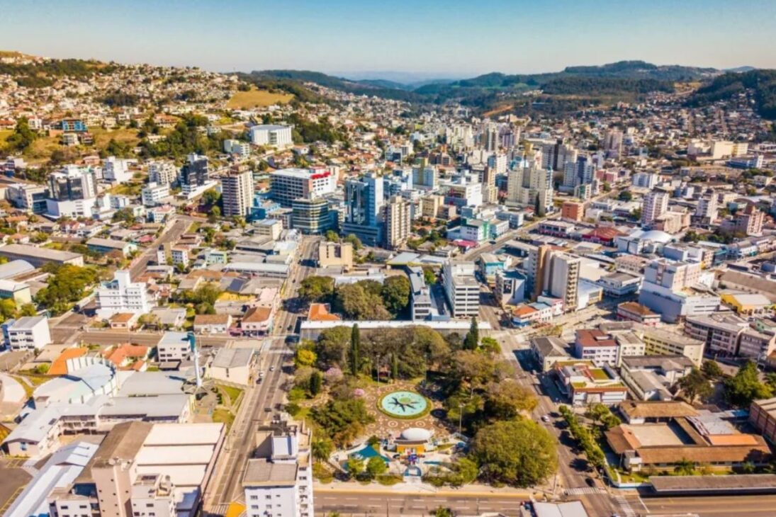 Las 15 ciudades pequeñas más sorprendentes de Santa Catarina ofrecen calidad real de vida, costo de vida más ligero y rutina más tranquila en las ciudades pequeñas, mostrando por qué Santa Catarina se convirtió en un destino para familias que buscan vivir mejor.