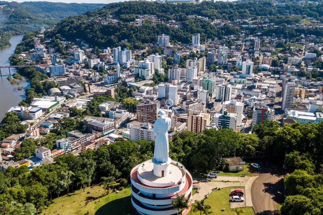 Las 15 ciudades pequeñas más sorprendentes de Santa Catarina ofrecen calidad real de vida, costo de vida más ligero y rutina más tranquila en las ciudades pequeñas, mostrando por qué Santa Catarina se convirtió en un destino para familias que buscan vivir mejor.