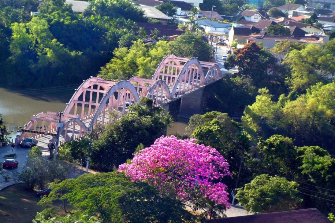 Las 15 ciudades pequeñas más sorprendentes de Santa Catarina ofrecen calidad real de vida, costo de vida más ligero y rutina más tranquila en las ciudades pequeñas, mostrando por qué Santa Catarina se convirtió en un destino para familias que buscan vivir mejor.