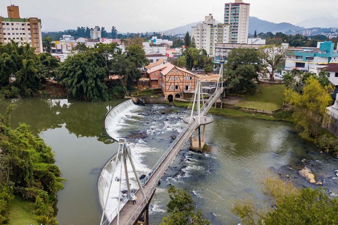 Las 15 ciudades pequeñas más sorprendentes de Santa Catarina ofrecen calidad real de vida, costo de vida más ligero y rutina más tranquila en las ciudades pequeñas, mostrando por qué Santa Catarina se convirtió en un destino para familias que buscan vivir mejor.