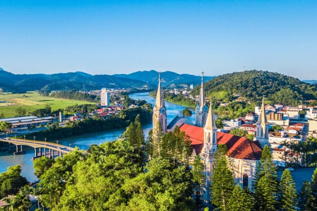 Las 15 ciudades pequeñas más sorprendentes de Santa Catarina ofrecen calidad real de vida, costo de vida más ligero y rutina más tranquila en las ciudades pequeñas, mostrando por qué Santa Catarina se convirtió en un destino para familias que buscan vivir mejor.