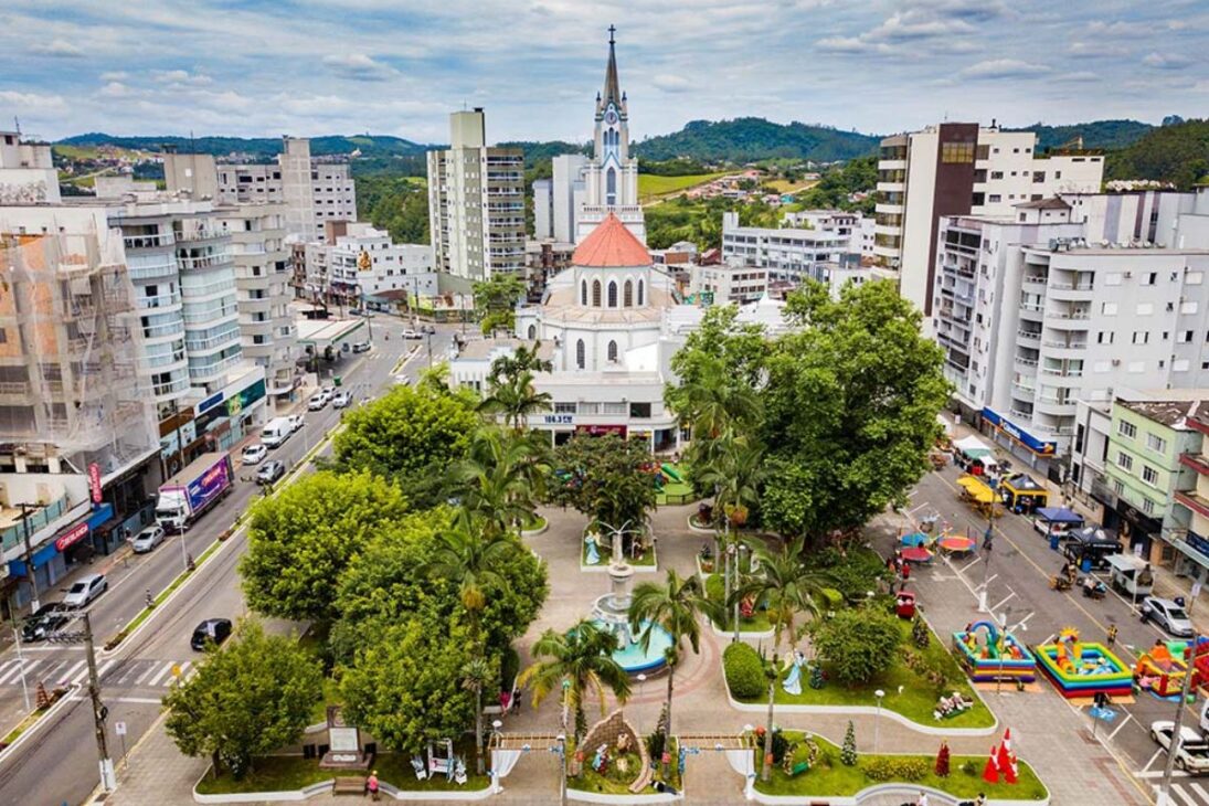 Las 15 ciudades pequeñas más sorprendentes de Santa Catarina ofrecen calidad real de vida, costo de vida más ligero y rutina más tranquila en las ciudades pequeñas, mostrando por qué Santa Catarina se convirtió en un destino para familias que buscan vivir mejor.