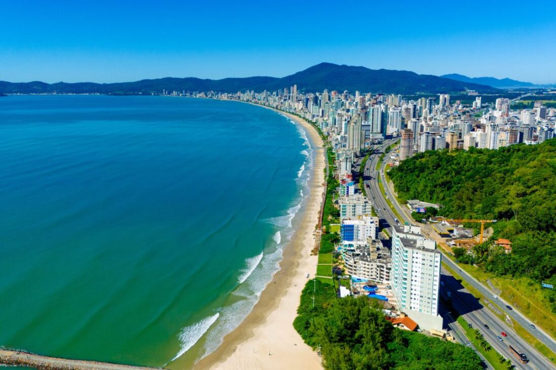 Las 15 ciudades pequeñas más sorprendentes de Santa Catarina ofrecen calidad real de vida, costo de vida más ligero y rutina más tranquila en las ciudades pequeñas, mostrando por qué Santa Catarina se convirtió en un destino para familias que buscan vivir mejor.