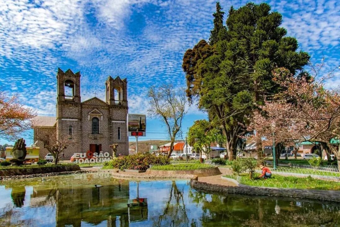 Las 15 ciudades pequeñas más sorprendentes de Santa Catarina ofrecen calidad real de vida, costo de vida más ligero y rutina más tranquila en las ciudades pequeñas, mostrando por qué Santa Catarina se convirtió en un destino para familias que buscan vivir mejor.