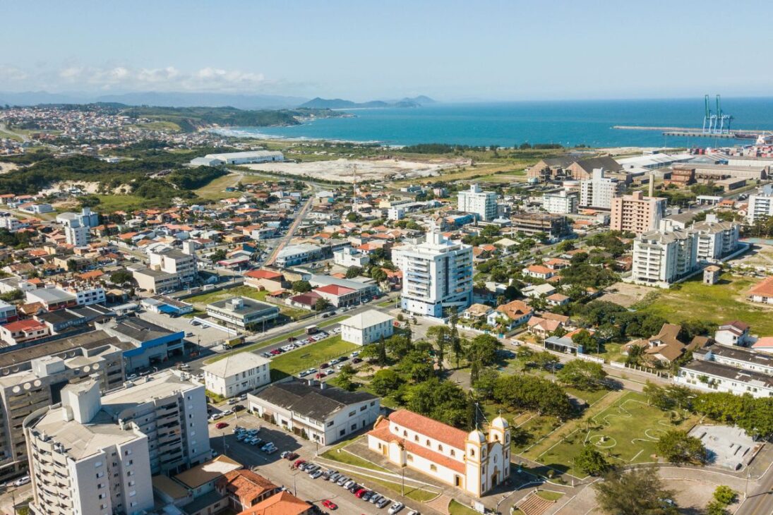Las 15 ciudades pequeñas más sorprendentes de Santa Catarina ofrecen calidad real de vida, costo de vida más ligero y rutina más tranquila en las ciudades pequeñas, mostrando por qué Santa Catarina se convirtió en un destino para familias que buscan vivir mejor.