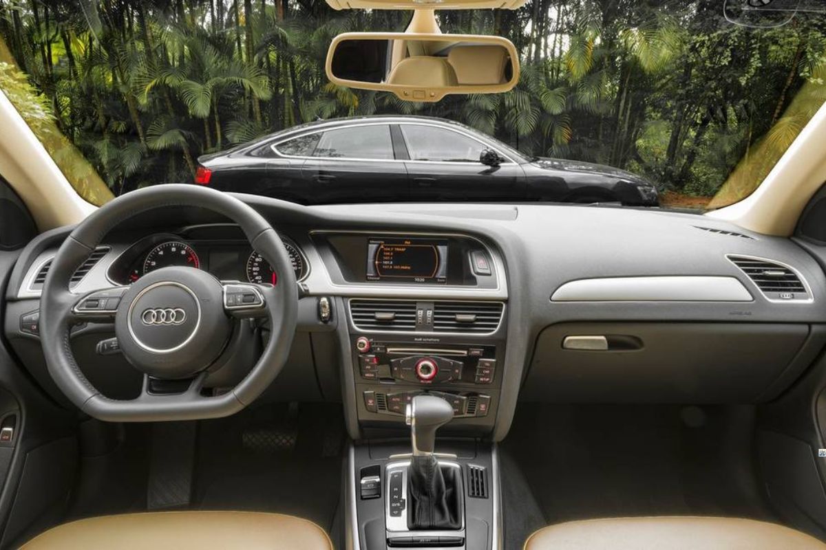 O Audi A5 Sportback combina conforto, CVT oito marchas e consumo urbano eficiente com preço comparável a Virtus e Onix, oferecendo experiência premium rara no mercado de usados.