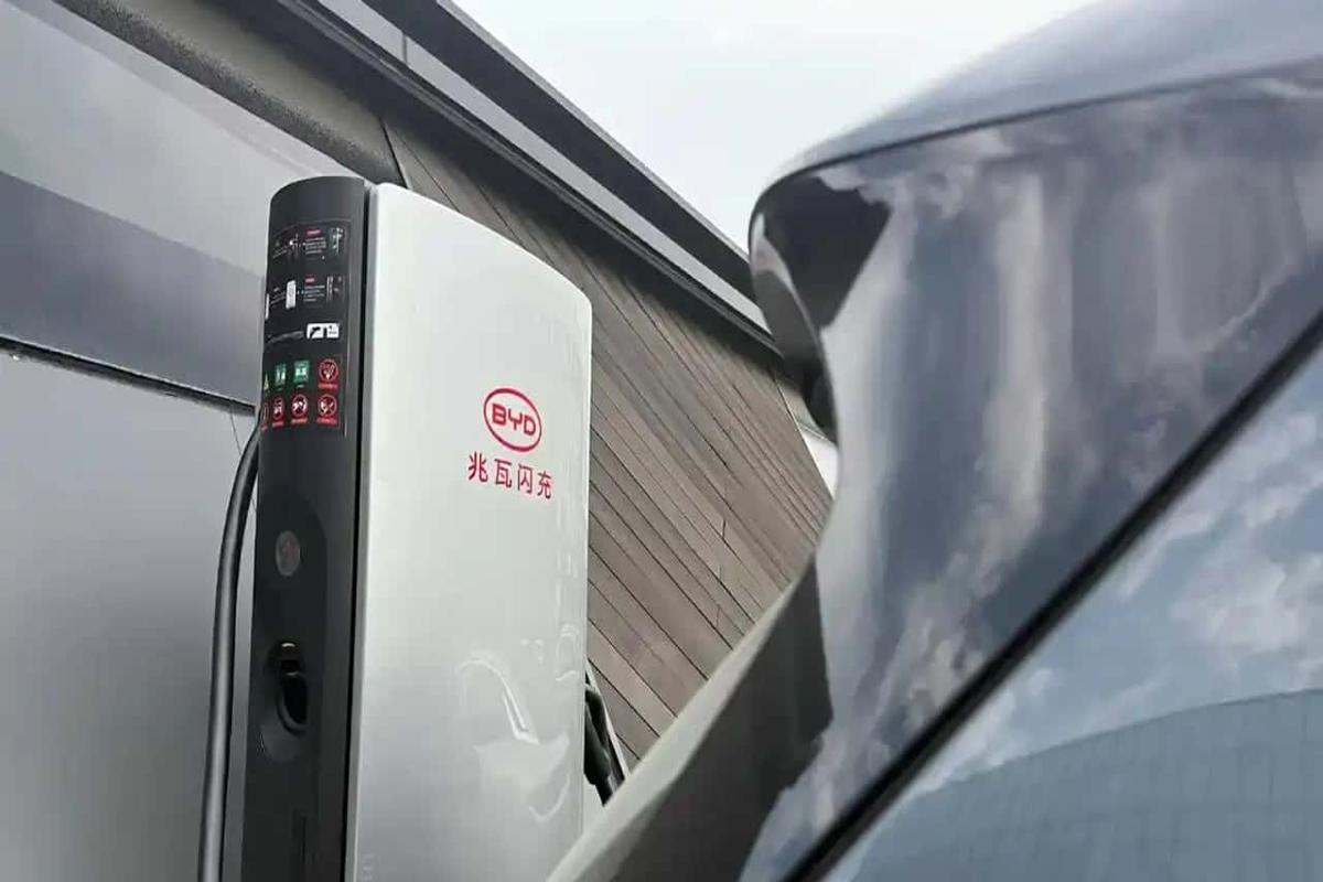 Carregador ultrarrápido BYD Flash Charging de 1 MW conectado a veículo elétrico, ilustrando o sistema de recarga de 400 km em 5 minutos no Brasil.