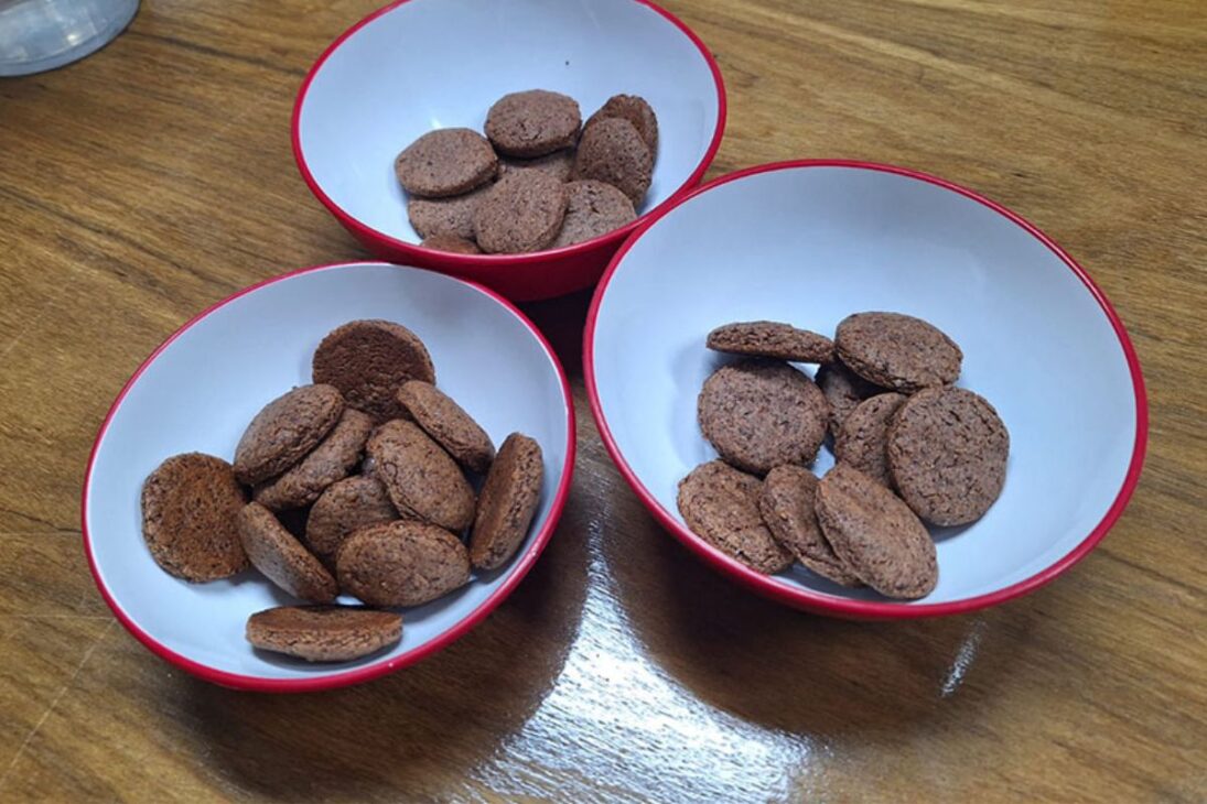 La receta, patentada en el Instituto Nacional de la Propiedad Industrial (INPI) el 4 de septiembre, utiliza un 30% de harina de la cáscara del café Robusta Amazónico, sustituyendo parte de la harina tradicional y ofreciendo una alternativa más saludable y sostenible.