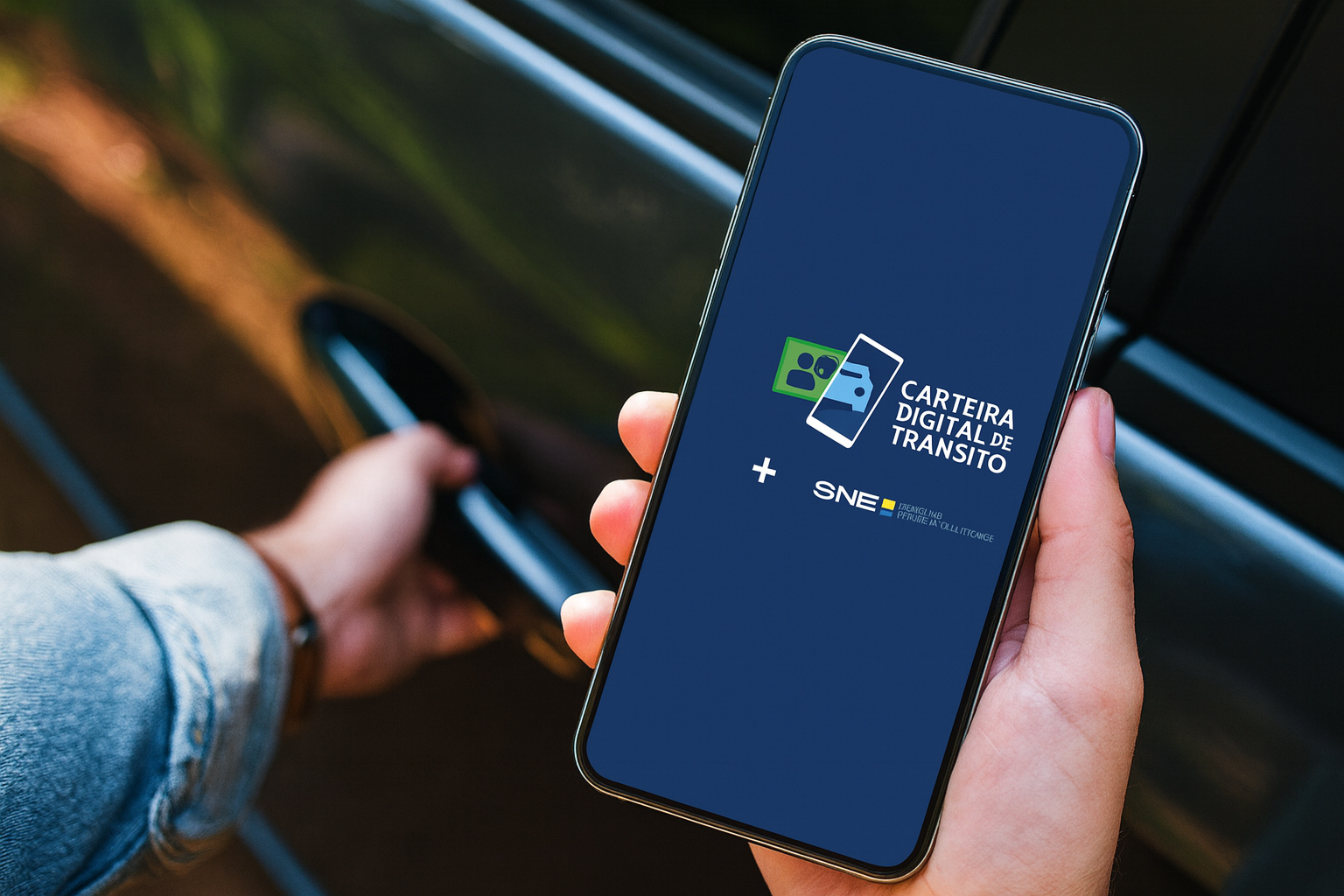 Motorista segurando celular com a Carteira Digital de Trânsito aberta enquanto abre a porta do carro.