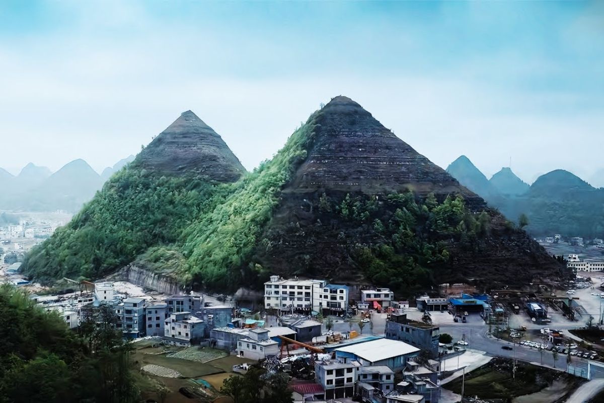 As montanhas em forma de pirâmide na China impressionam por suas formações naturais esculpidas pela erosão, oferecendo aos visitantes uma vista panorâmica de rara beleza e valor geológico.