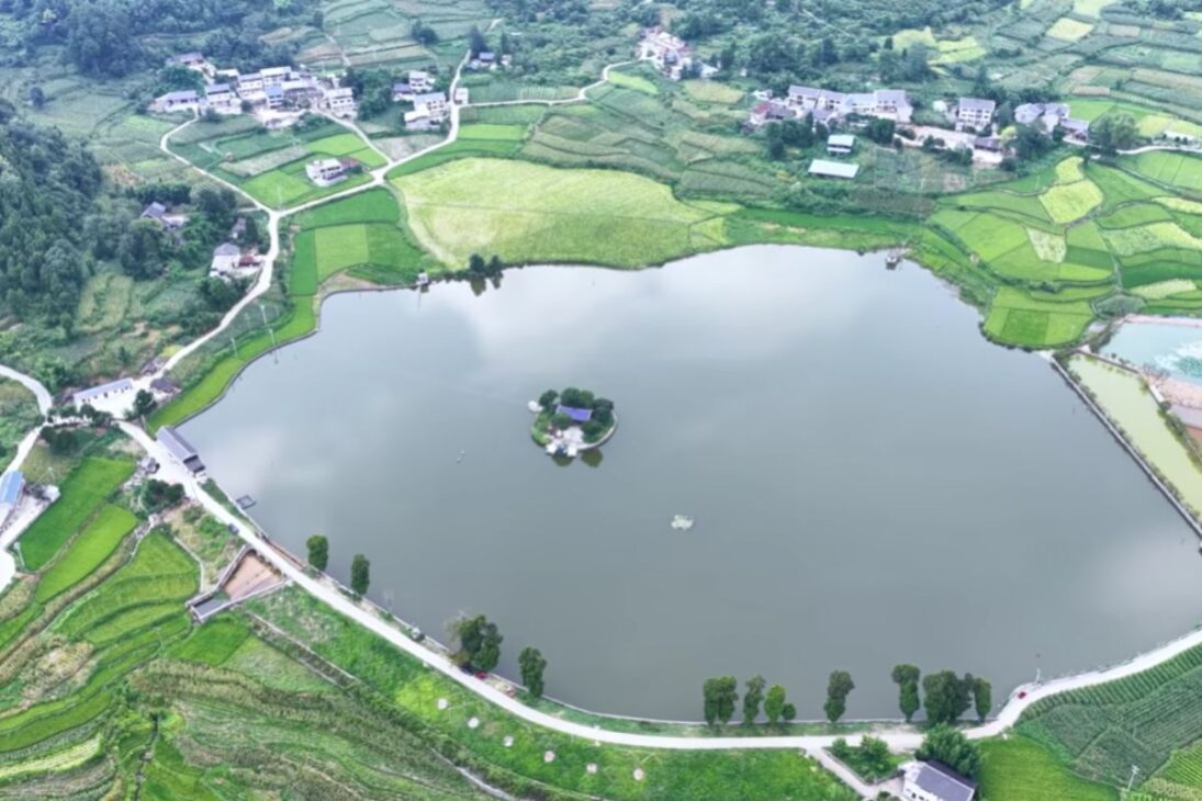 La Isla De Guizhou Revela Una Casa Centenaria De Madera Ligada Al Feng Shui Y Rodeada Por Un Lago Ancestral Que Encanta Al Mundo Con Su Armonía Y Belleza Natural.

