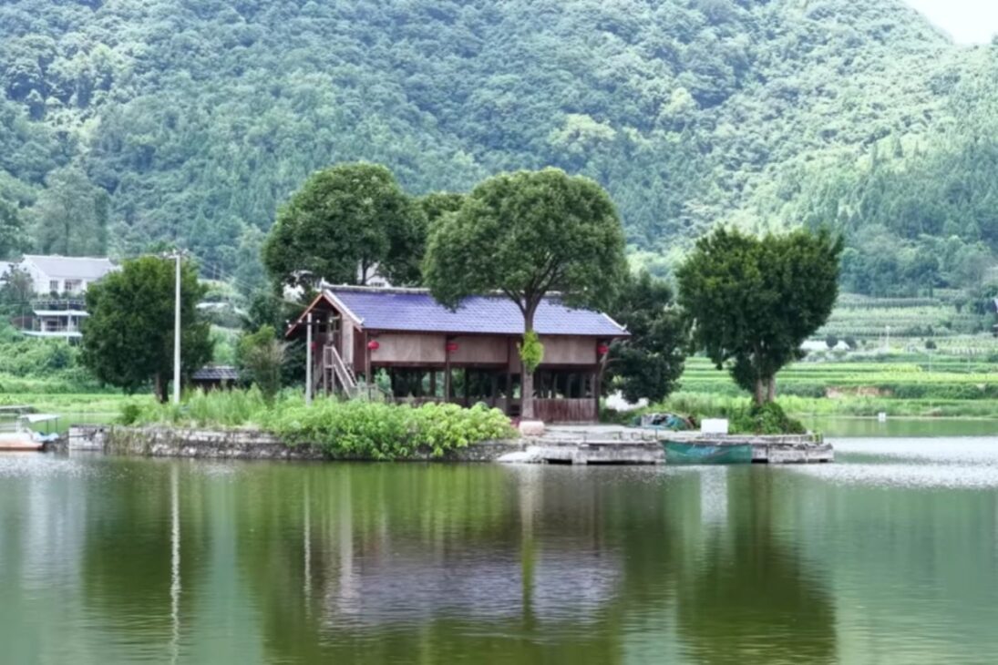 La Isla De Guizhou Revela Una Casa Centenaria De Madera Ligada Al Feng Shui Y Rodeada Por Un Lago Ancestral Que Encanta Al Mundo Con Su Armonía Y Belleza Natural.

